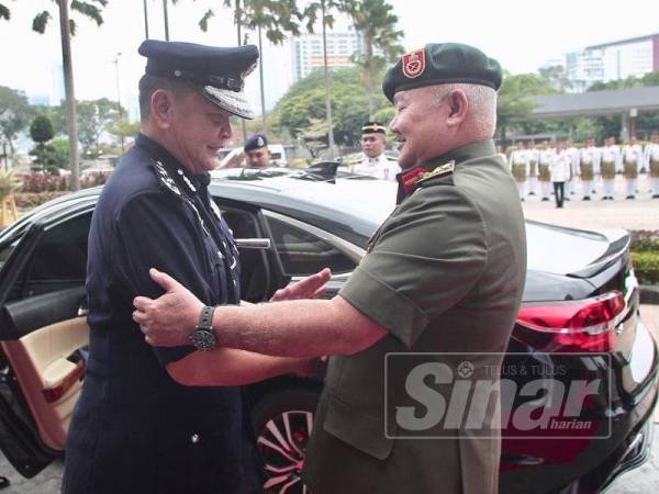 Abdul Hamid disambut Zulkifli dalam lawatan rasmi pertamanya di Maskas Angkatan Tentera Malasia di Wisma Pertahanan, Kuala Lumpur di sini hari ini. - Foto ZAHID IZZANI