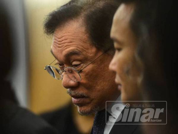 Presiden PKR, Datuk Seri Anwar Ibrahim ketika ditemui pada sidang media di lobi Parlimen di sini hari ini. - Foto SHARIFUDIN ABDUL RAHIM