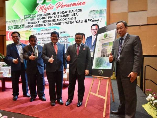 Yasid (kanan) bersama Menteri Besar Selangor, Amirudin Shari dan Exco Alam Sekitar, Teknologi Hijau, Sains, Teknologi dan Inovasi dan Hal Ehwal Pengguna, Hee Loy Sian pada Majlis Perasmian Sistem GES di Hotel Premiere, semalam. - Foto Ihsan MPK