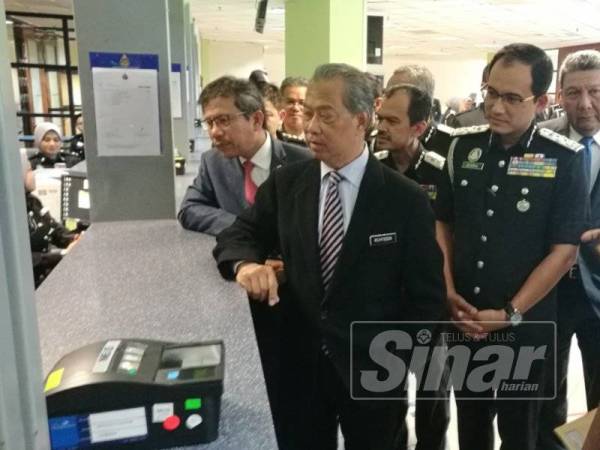 Muhyiddin membuat tinjauan di kaunter Jabatan Imigresen Putrajaya di sini hari ini.