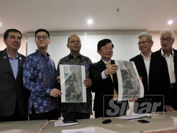 Kon Yeow (tiga dari kanan) bersama barisan exco kerajaan negeri menunjukkan peta lokasi projek pembinaan jajaran LRT Bayan Lepas.