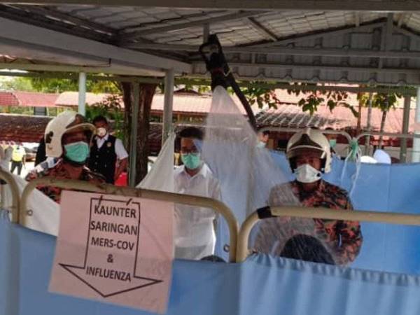 Pasukan bomba dan penyelamat sedang menyah racun dan membersihkan keadaan mangsa disyaki keracunan racun serangga.