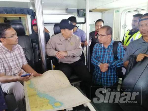 Abdul Yunus (dua dari kiri) berbincang dengan wakil Pejabat Tanah dan Galian Perak serta agensi kerajaan berkaitan sewaktu mengadakan tinjauan aktiviti perlombongan pasir laut di Perairan Kerian hari ini.