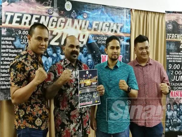 Najmi (dua dari kiri) bersama jawatankuasa penganjur Terengganu Fight 2019 yang akan berlangsung 2 Ogos ini di Stadium Tertutup Gong Badak.