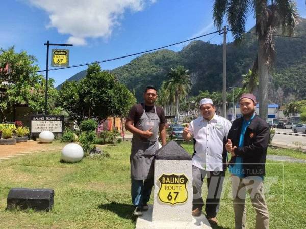 Mansor (dua dari kanan) berjumpa dengan pemilik Kedai Roti Bakar Mat Noi Route, Zarazillah Muhamad Zahari (kiri).