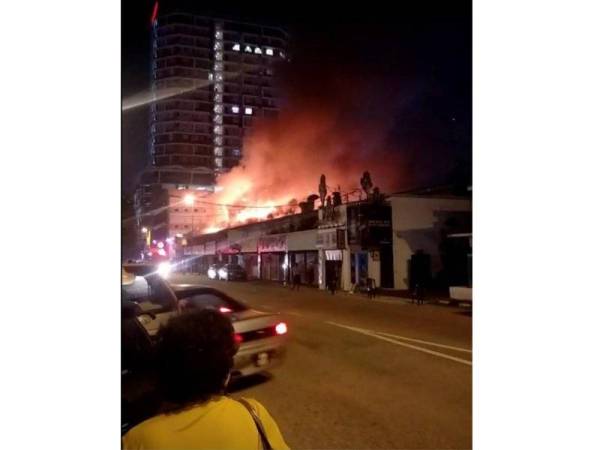 Api marak membakar deretan 12 lot rumah kedai di Jalan Jubilee. 