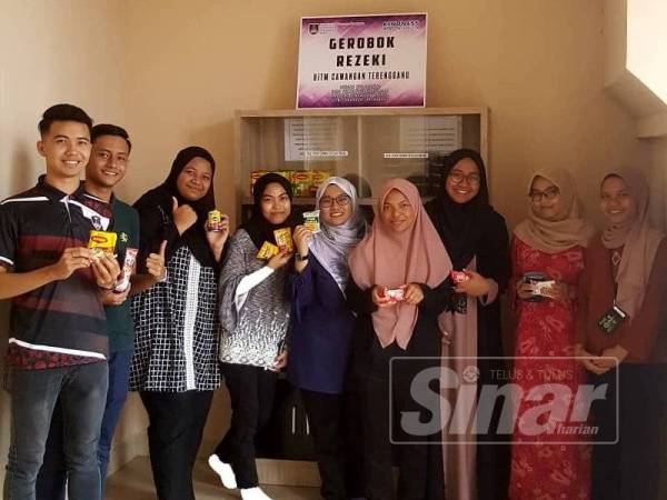 Pelajar gembira mengambil makanan secara percuma dari Gerobok Rezeki yang diwujudkan di Pusat Hidayah UiTMCT Kampus Dungun.