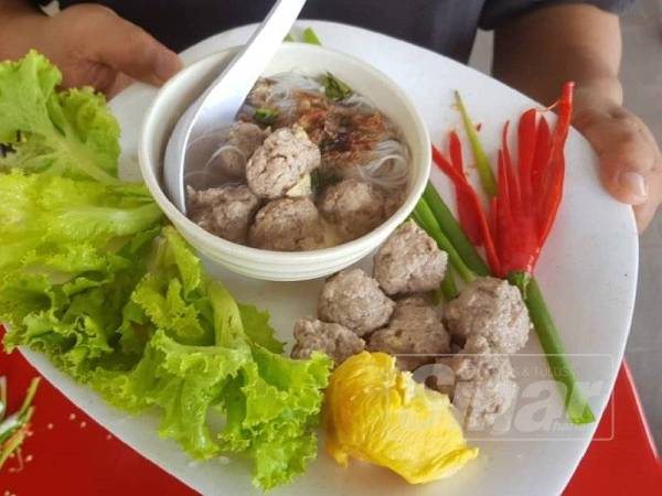 Walaupun baru diperkenalkan, bakso durian Hilmi mendapat sambutan baik daripada pelanggan.