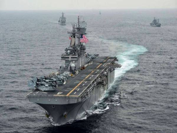 Kapal perang USS Boxer menembak jatuh dron Iran di Selat Hormuz.