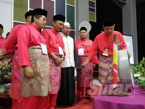 Mohamad menyempurnakan gimik perasmian Mesyuarat Perwakilan UMNO Bahagian Hulu Terengganu 2019 di Dewan Komuniti Kuala Berang, Hulu Terengganu, malam tadi.