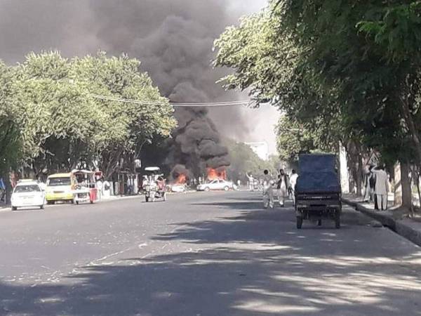 Api marak dan asap tebal kelihatan selepas bom meletup berhampiran Universiti Kabul hari ini.