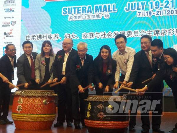 Cai Tung (lima dari kanan) ketika merasmikan Pameran Pasaran Pelancongan Antarabangsa Malaysia (MITM) Johor 2019 di Sutera Mall hari ini.