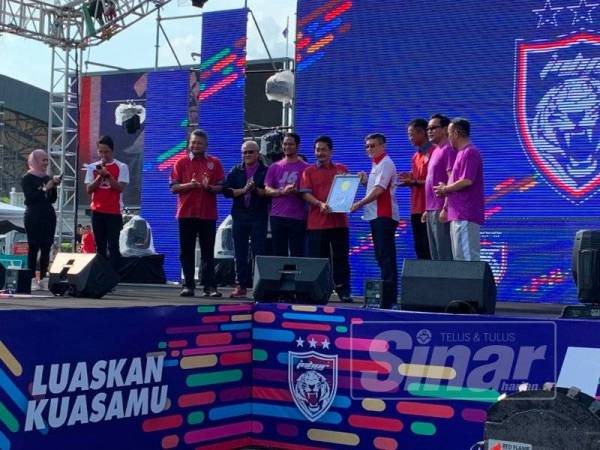 Christopher (empat dari kanan) menyampaikan sijil pengiktirafan MBOR kepada Ismail di Dataran Bandaraya hari ini.