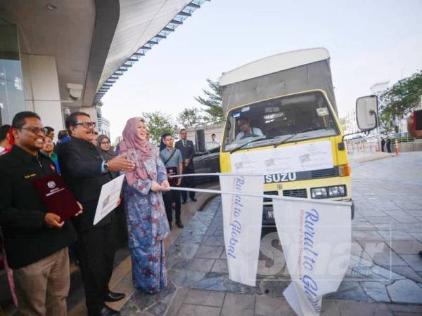 Rina melepaskan Usahawan Kementerian Pembangunan Luar Bandar di perkarangan Kementerian Pembangunan Luar Bandar hari ini. - FOTO SHARIFUDIN ABDUL RAHIM