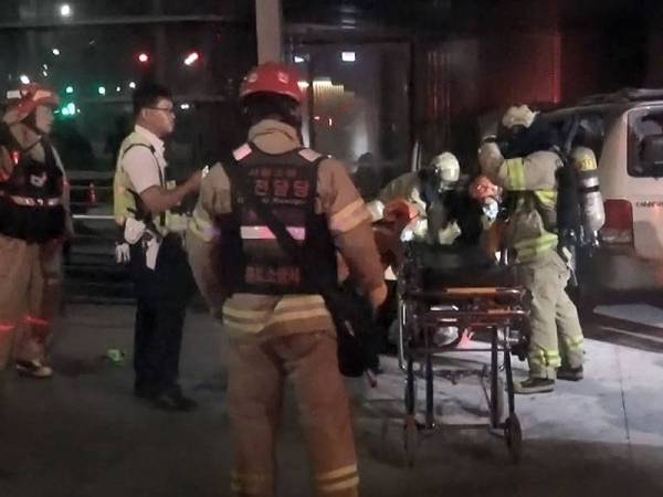 Lelaki terbabit membakar dirinya di dalam kereta yang diparkir di hadapan Kedutaan Jepun di Seoul semalam. - Foto AFP