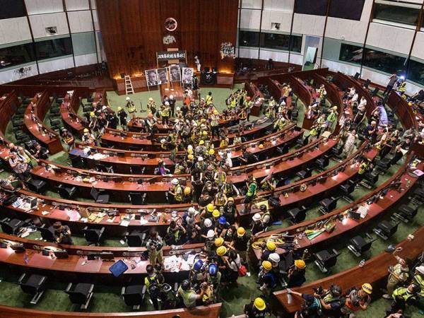 Kumpulan penunjuk perasaan menyerbu masuk dewan utama Legco di Hong Kong pada awal bulan lalu.