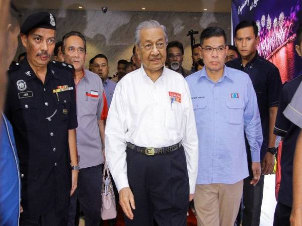 Dr Mahathir diiringi Setiausaha Agung PKR, Datuk Seri Saifuddin Nasution Ismail (dua, kanan) ketika hadir pada program Temurapat Majlis Pimpinan Pusat PKR sesi 2018/2021, di sebuah hotel malam ini. - Foto Bernama