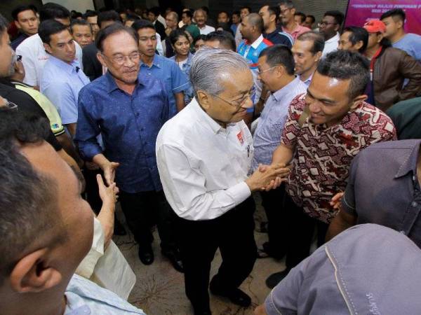 Dr Mahathir bersalaman dengan sebahagian ahli PKR pada program Temurapat Majlis Pimpinan Pusat PKR sesi 2018/2021, di sebuah hotel malam ini. -Foto Bernama