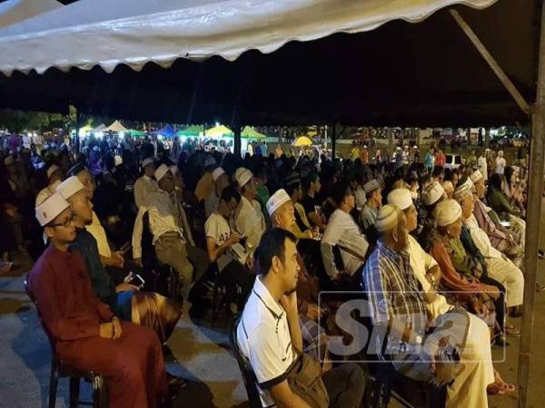 Penyokong Pas yang hadir pada ceramah isu semasa, di sini semalam.