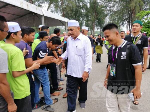 Ahmad bersalaman dengan anak muda di Himpunan Anak Muda yang berlangsung di Pantai Geting.