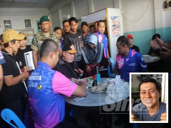 Sultan Johor, Sultan Ibrahim Sultan Iskandar menikmati sarapan di Li Kopitiam sewaktu Kembara Mahkota Johor (KMJ) 2019 di Pontian pagi ini. (Gambar kecil: Tan Hai Seng)