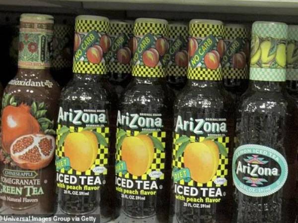 Seorang remaja lelaki berusia 15 tahun ditahan kerana meludah dalam botol minuman jenama Arizona Iced Tea di sebuah pasar raya di Odessa, Texas.