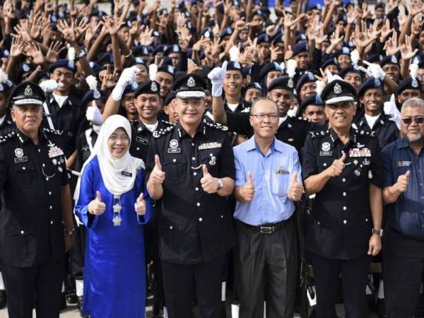 Ketua Polis Negara Datuk Seri Abdul Hamid Bador (tiga, kiri) bergambar bersama sebahagian para peserta Perkhemahan Kor Kadet Polis Peringkat Kebangsaan ke-21 pada majlis penutup perkhemahan tersebut di Kem Bina Semangat Yayasan Selangor hari ini. Turut kelihatan Pengarah Pendidikan Wilayah Persekutuan Kuala Lumpur Maznah Abu Bakar (dua, kiri). - Foto Bernama