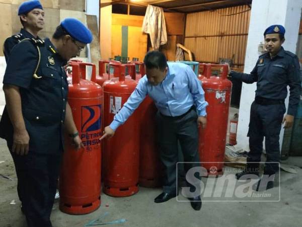 Serbuan dilakukan ke atas sebuah premis di Jalan Kuan Poh Fatt, Kawasan Perindustrian Kampung Baru Balakong, Sri Kembangan Selangor. FOTO: KPDNHEP Selangor