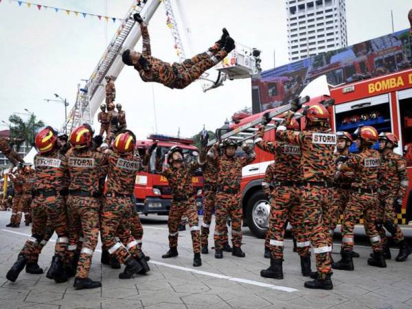 Pasukan 'Special Tactical Operation and Rescue Team of Malaysia' (STORM) melakukan persembahan pada majlis sambutan Hari Anggota Bomba Sedunia 2019 di Dataran Merdeka hari ini. - Foto Bernama 