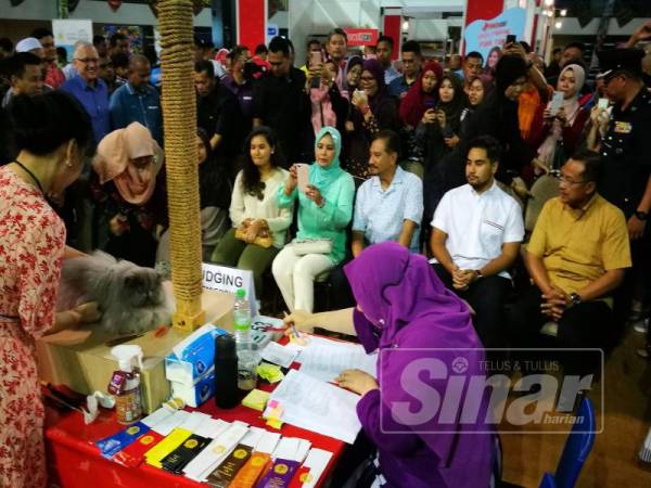 Sultan Mizan dan Sultanah Nur Zahirah bersama dua anakanda meluangkan masa hampir dua jam berkenan melawat Pertunjukan Kucing Antarabangsa CFA Terengganu 2019 di Stadium Tertutup Gong Badak di sini hari ini.