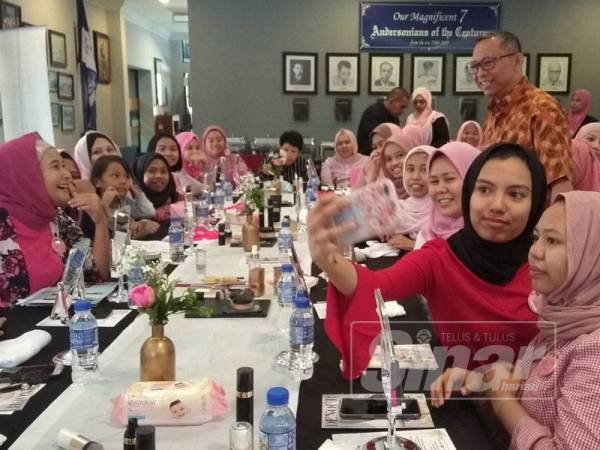 Azizul Kama beramah mesra dengan sebahagian peserta program yang diadakan di Dewan Andersonians Club Ipoh, hari ini.