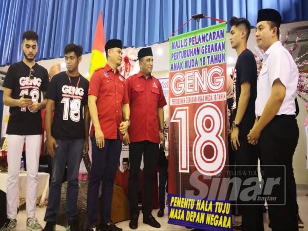 Reezal Merican (empat dari kiri) melancarkan Pertubuhan Gerakan Anak Muda 18 Tahun