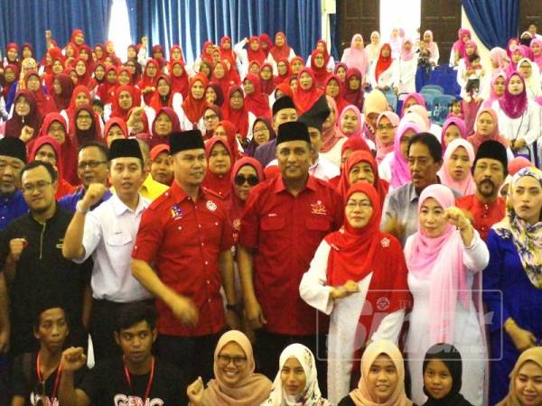 Reezal Merican bergambar bersama kepimpinan dan ahli UMNO pada Mesyuarat Perwakilan Wanita, Pemuda dan Puteri UMNO Bahagian Sungai Besar di Dewan UMNO Bahagian Sungai Besar di sini hari ini.