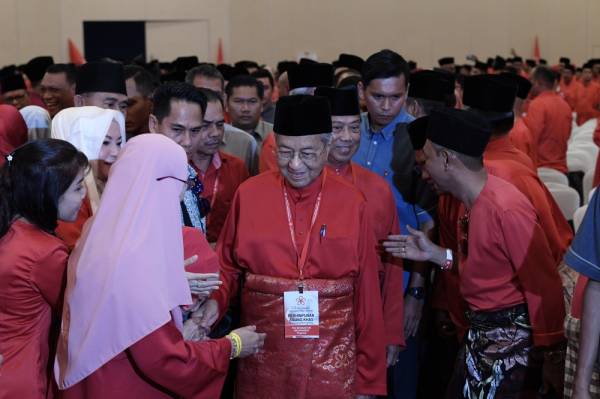 Dr Mahathir diiringi Tan Sri Muhyiddin Yassin pada Perhimpunan Agung Khas Bersatu di MAEPS Serdang hari ini. -Foto Bernama