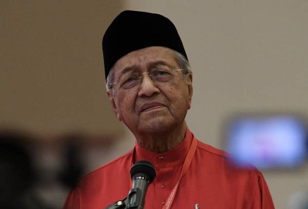 Tun Dr Mahathir Mohamad berucap pada Perhimpunan Agung Khas Bersatu di MAEPS Serdang hari ini. -Foto Bernama