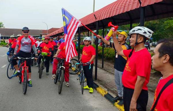 Dr Zaini (dua dari kanan) melepaskan peserta Kayuhan Sihat Kelantan-Terengganu hari ini.