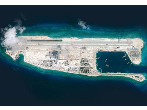 Tindakan China membina pulau buatan di Laut China Selatan membangkitkan kemarahan negara-negara yang membuat tuntutan bertindih di perairan strategik itu.