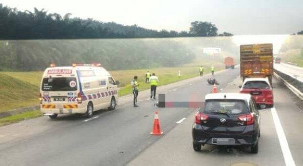 Penunggang motosikal maut selepas terlibat kemalangan dengan sebuah lori di KM44.7 Lebuhraya Utara Selatan arah selatan pagi tadi. - FOTO IHSAN PEMBACA