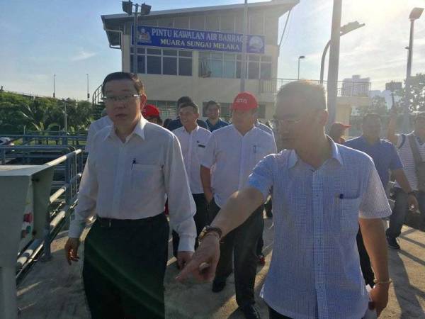 Guan Eng melakukan tinjauan dan melihat sendiri keadaan serta keperluan di stesen pintu kawalan air (baraj) di muara Sungai Melaka hari ini.