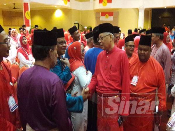 Ismail Sabri (dua, kanan) ketika hadir merasmikan Persidangan UMNO Bahagian Kota Tinggi di Lotus Desaru Beach Resort hari ini.