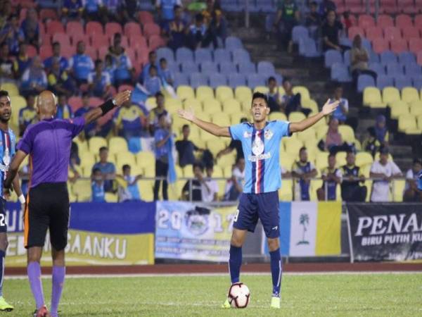 Elavarasan mengkritik mutu pengadilan dalam aksi terakhir Liga Premier membitkan PDRM dan Pulau Pinang. - Foto PDRM FA THE COPS