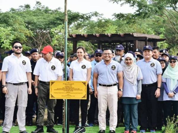 Sultan Sharafuddin dan Tengku Permaisuri Norashikin berkenan mencemar duli bagi mengikuti program terbabit. - Foto Ihsan Pejabat Menteri Besar