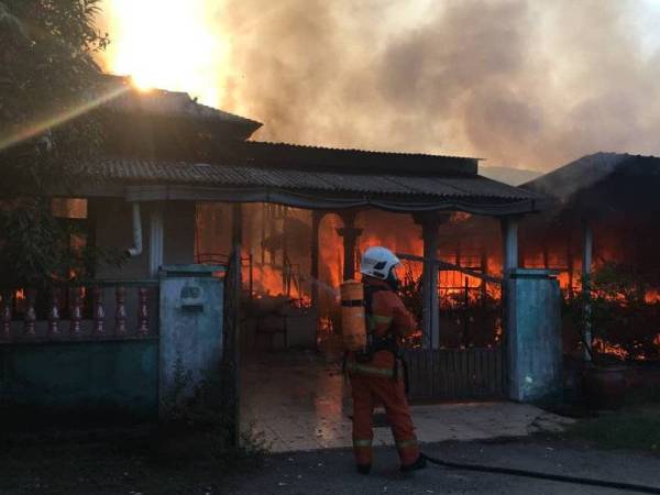 Bomba sedang melakukan kerja-kerja memadam api dalam kejadian di Sungai Isap 2 di sini pagi tadi.
