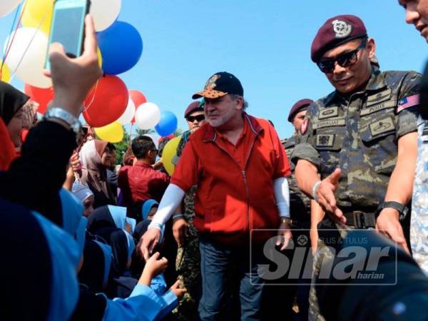 Sultan Johor, Sultan Ibrahim Ibni Almarhum Sultan Iskandar berkenan bersalaman dengan kanak-kanak di Felda Chempelak.