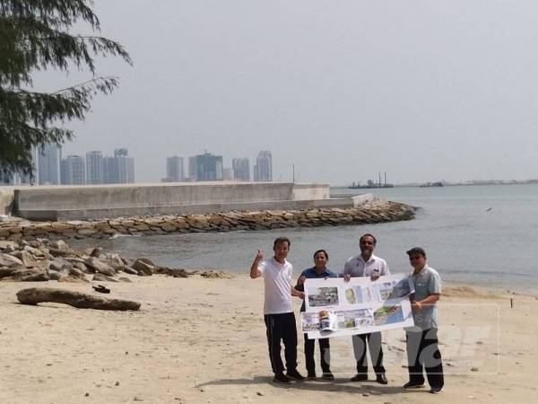 Jagdeep (dua dari kanan) menunjukkan pelan pembangunan berhampiran tambakan laut di Persiaran Gurney tadi.