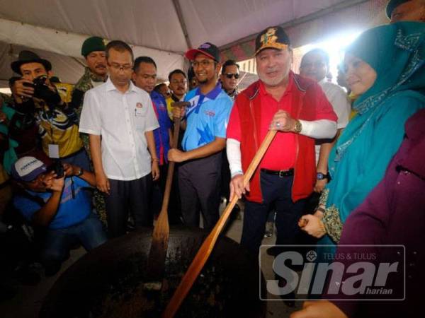 Sultan Johor, Sultan Ibrahim Ibni Almarhum Sultan Iskandar mengacau dodol di SMK Seri Kota Paloh.