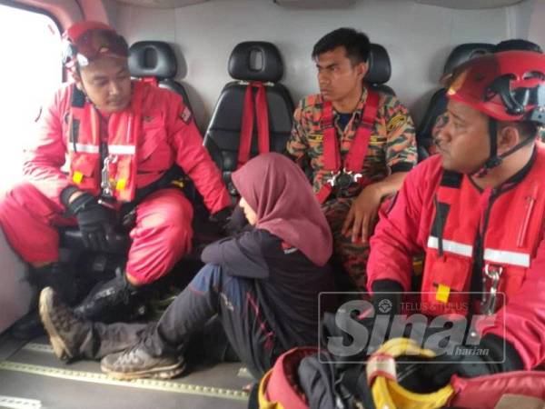 Wanita cedera daki gunung naik helikopter ke hospital