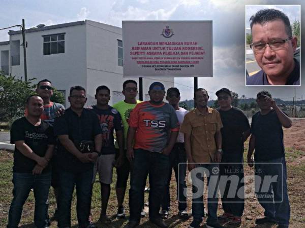 Penduduk berdiri di hadapan papan tanda larangan pembinaan hostel pekerja di Taman Scientex Senai baru-baru ini. Gambar kecil: Mohd Husni