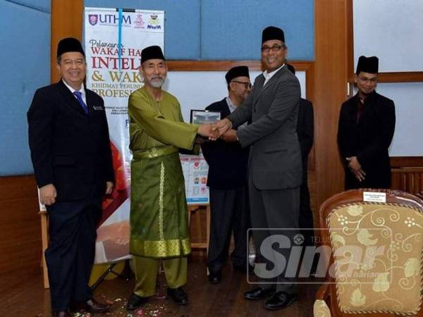 Nooh (dua dari kiri) sewaktu merasmikan Seminar Munaqasah Ilmu Pengurusan Wakaf Institusi Pendidikan di UTHM, Batu Pahat.