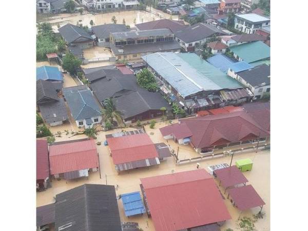 Kawasan rumah penduduk di Kampung Penchala dilanda banjir kilat petang tadi. - Foto JBPM KL